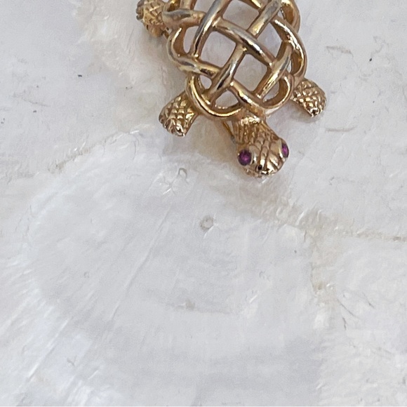 Napier Gold Tone Faux Pink Ruby Eye Mini Turtle Brooch 1 3/8” - Picture 6 of 12